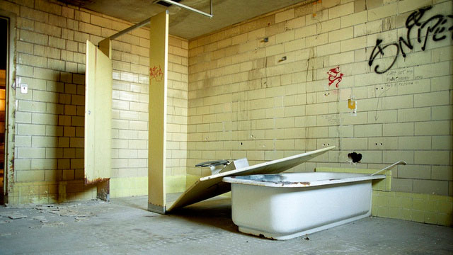 a-la-decouverte-des-asiles-abandonnes-les-plus-flippants-du-monde53