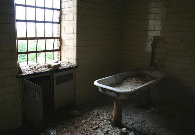 a-la-decouverte-des-asiles-abandonnes-les-plus-flippants-du-monde56