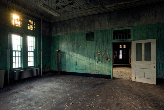 a-la-decouverte-des-asiles-abandonnes-les-plus-flippants-du-monde78