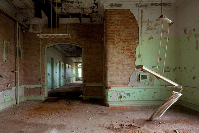 a-la-decouverte-des-asiles-abandonnes-les-plus-flippants-du-monde83