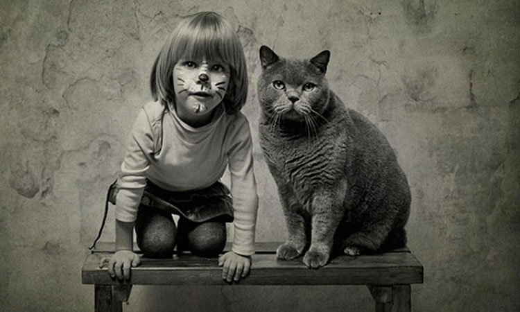 la-fantastique-amitie-d-une-petite-fille-de-4-ans-et-de-son-chat-racontee-dans-une-serie-de-photographies