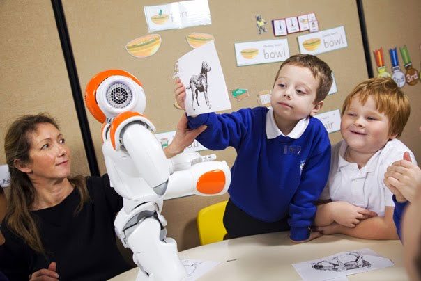 les-enfants-autistes-ont-desormais-un-nouvel-allie-le-robot-nao-qui-les-accompagne-dans-leur-education2