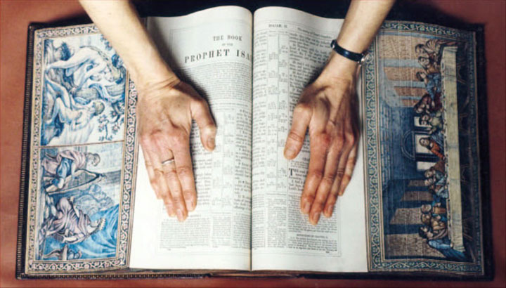 40-fresques-incroyables-cachees-sur-le-bord-des-pages-de-livres-anciens-3