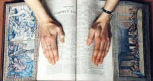 40-fresques-incroyables-cachees-sur-le-bord-des-pages-de-livres-anciens-une