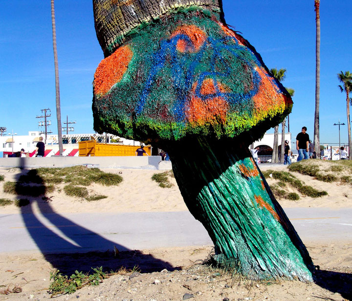 quand-le-street-art-se-met-au-vert-et-se-mele-a-la-nature-10