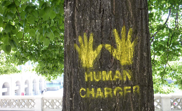 quand-le-street-art-se-met-au-vert-et-se-mele-a-la-nature-13