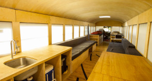 un-etudiant-en-architecture-metamorphose-un-vieux-bus-scolaire-en-un-mobil-home-ultra-moderne