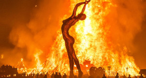 100-cliches-exceptionnels-du-burning-man-festival-le-rassemblement-surrealiste-dartistes-du-monde-entierUne