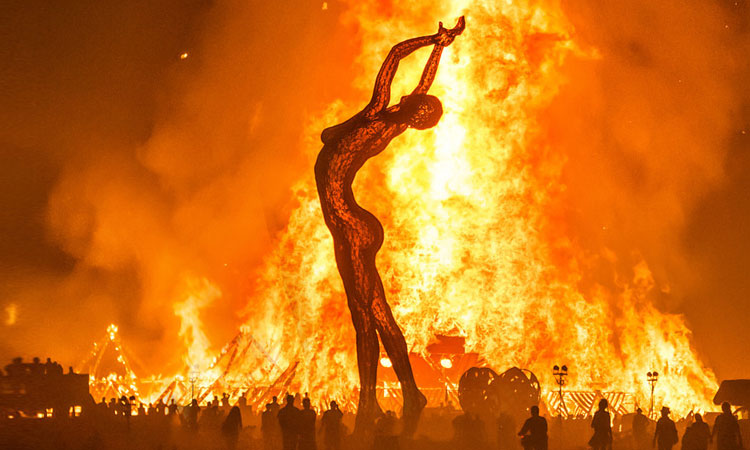 100-cliches-exceptionnels-du-burning-man-festival-le-rassemblement-surrealiste-dartistes-du-monde-entierUne