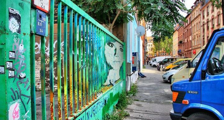 decouvrez-de-surprenantes-oeuvres-de-street-art-dissimulees-dans-les-rues-visibles-que-sous-un-certain-angle-02