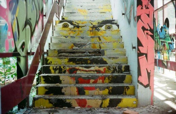 decouvrez-de-surprenantes-oeuvres-de-street-art-dissimulees-dans-les-rues-visibles-que-sous-un-certain-angle-05