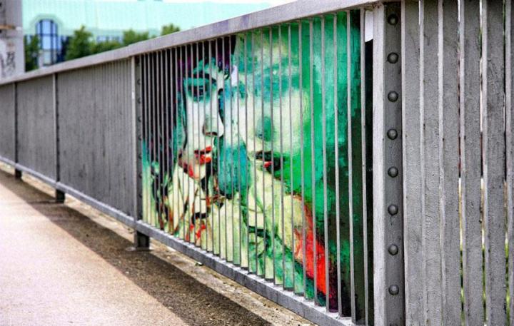 decouvrez-de-surprenantes-oeuvres-de-street-art-dissimulees-dans-les-rues-visibles-que-sous-un-certain-angle-08