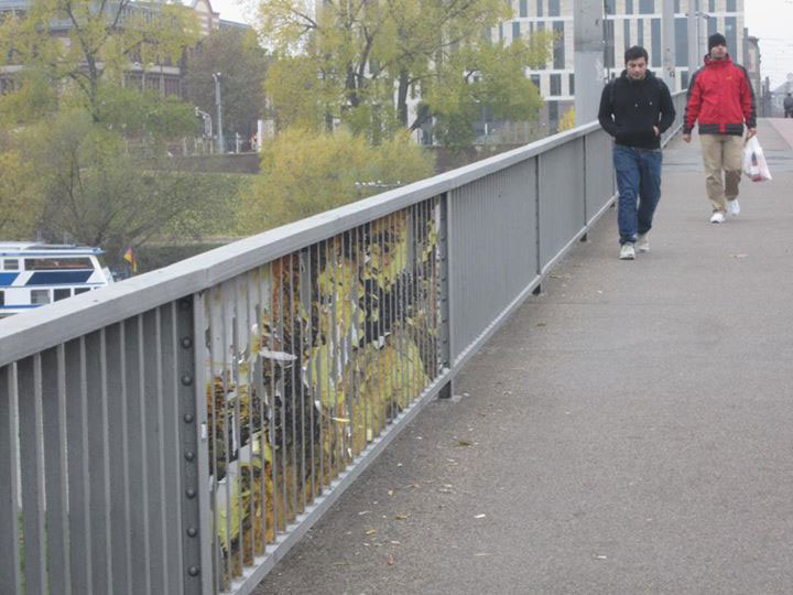 decouvrez-de-surprenantes-oeuvres-de-street-art-dissimulees-dans-les-rues-visibles-que-sous-un-certain-angle16