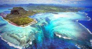 decouvrez-une-illusion-eblouissante-de-la-nature-la-fascinante-cascade-qui-secoule-sous-locean