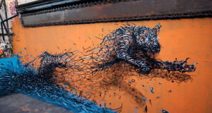 des-peintures-semblables-a-des-filaments-metalliques-sentremelent-pour-donner-naissance-a-des-formes-surrealistes-une