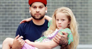 des-personnes-qui-ne-se-connaissaient-pas-prennent-la-pose-ensemble-devant-lobjectif-du-talentueux-richard-renaldi-une