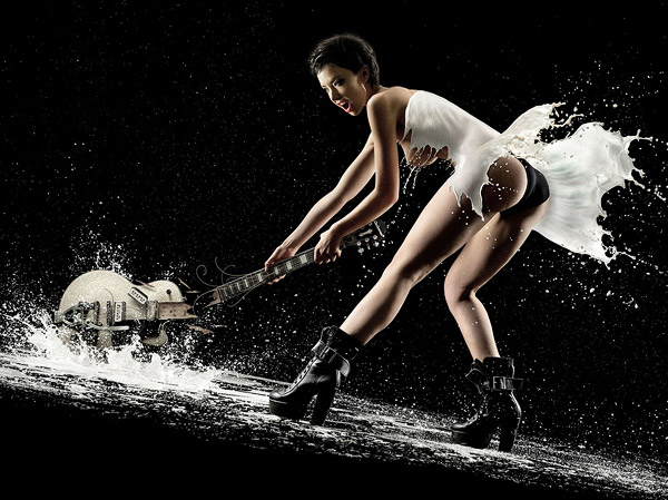 des-pin-up-shabillent-avec-des-eclaboussures-de-lait-pour-illustrer-onctueusement-un-calendrier-sexy-15