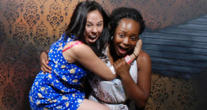 les-50-photographies-les-plus-hilarantes-de-visiteurs-effrayes-dans-une-maison-hantee-une