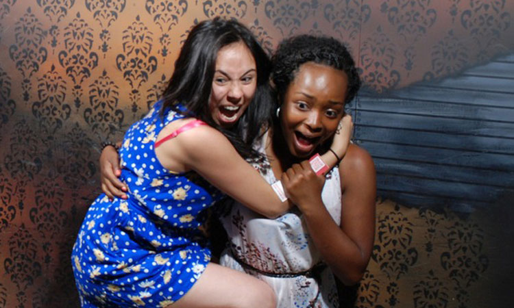 les-50-photographies-les-plus-hilarantes-de-visiteurs-effrayes-dans-une-maison-hantee-une