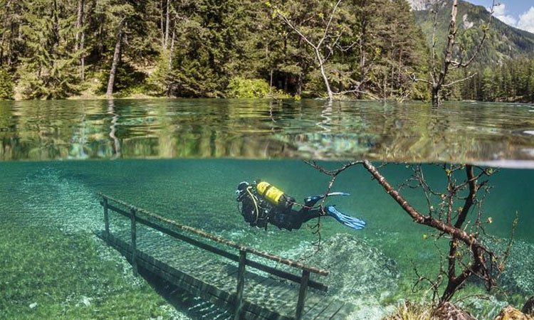 les-superbes-photographies-dun-parc-englouti-chaque-annee-sous-quatre-metres-deau-apres-la-fonte-dun-glacierUne