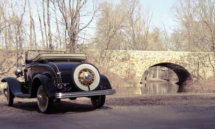 michael-recree-des-scenes-de-la-vie-quotidienne-des-annees-40-avec-des-modeles-reduits-de-voitures-une