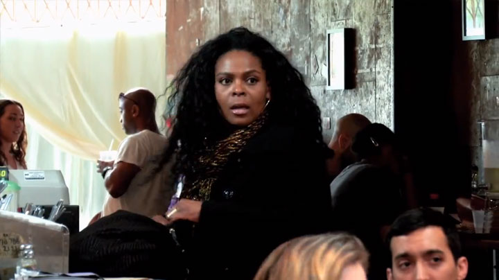 une-adepte-de-la-telekinesie-terrorise-un-bar-aux-etats-unis-et-fait-le-buzz-sur-internet21