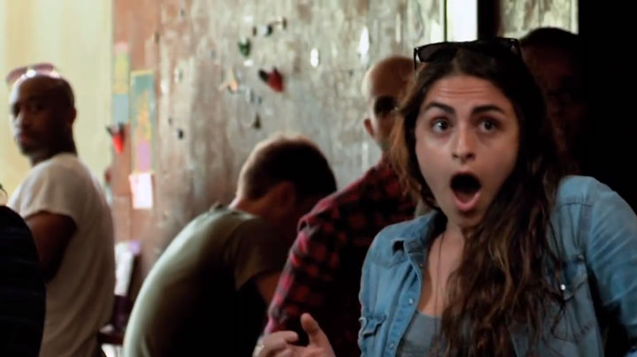 une-adepte-de-la-telekinesie-terrorise-un-bar-aux-etats-unis-et-fait-le-buzz-sur-internet22