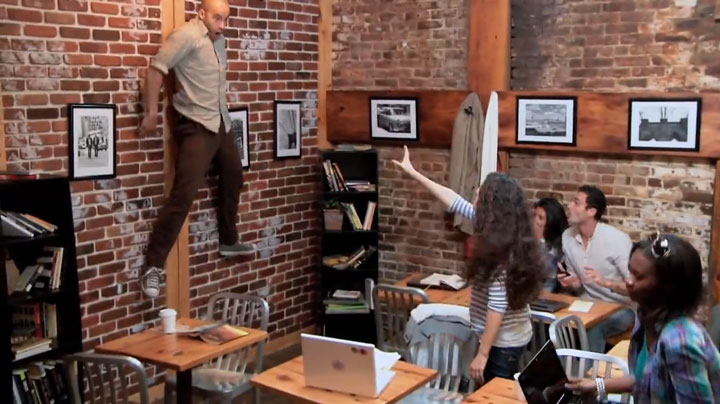 une-adepte-de-la-telekinesie-terrorise-un-bar-aux-etats-unis-et-fait-le-buzz-sur-internet25