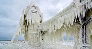 une-jetee-du-lac-michigan-se-transforme-en-magnifiques-sculptures-de-glace-ephemere-une