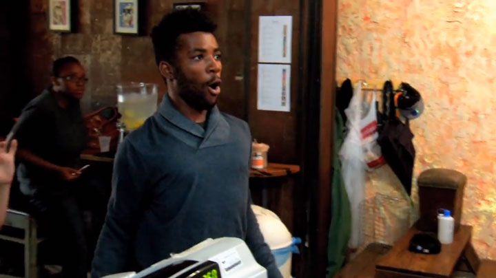 une-telekinesiste-terrorise-un-bar-aux-etats-unis-et-fait-le-buzz-sur-internet7