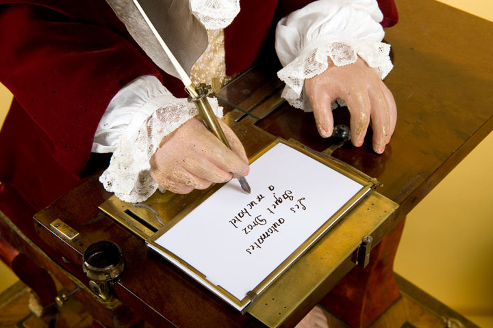 cet-automate-vieux-de-240-ans-compose-uniquement-de-rouages-peut-etre-programme-pour-ecrire-ce-que-vous-voulez6