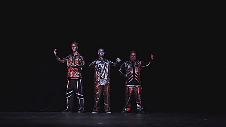 decouvrez-un-trio-de-danseurs-incroyables-qui-imitent-les-robots-a-la-perfectionn1