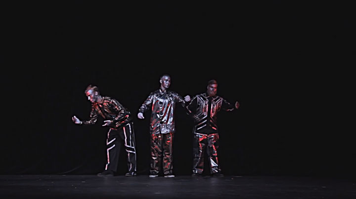 decouvrez-un-trio-de-danseurs-incroyables-qui-imitent-les-robots-a-la-perfectionn2