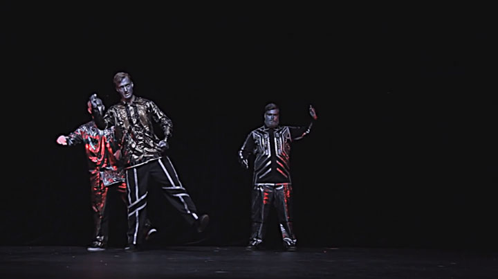 decouvrez-un-trio-de-danseurs-incroyables-qui-imitent-les-robots-a-la-perfectionn9