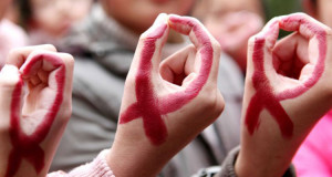 des-chercheurs-sont-parvenus-a-eliminer-le-camouflage-du-vih-pour-permettre-aux-anticorps-de-mieux-le-combattre-Une