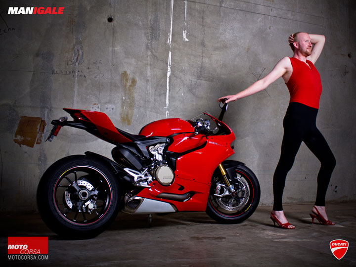 hilarant-des-hommes-ordinaires-posent-a-la-maniere-des-mannequins-des-revues-automobiles5