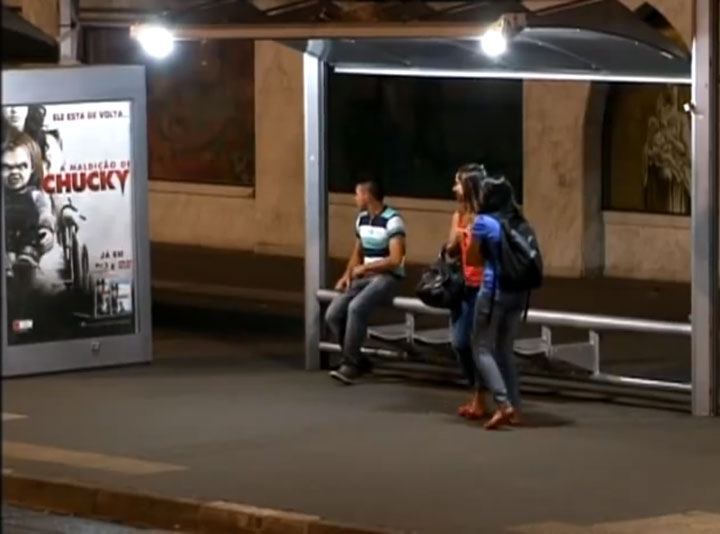 la-poupee-demoniaque-chuchy-vous-attaque-alors-que-vous-attendez-le-bus11