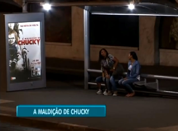 la-poupee-demoniaque-chuchy-vous-attaque-alors-que-vous-attendez-le-bus13