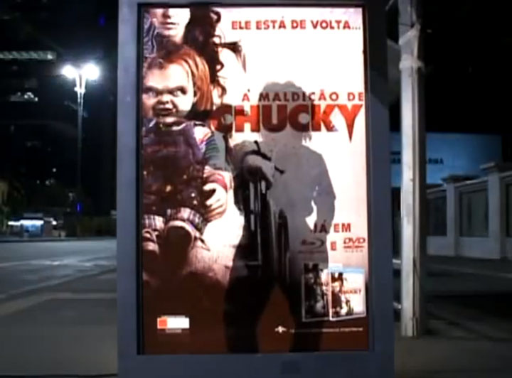 la-poupee-demoniaque-chuchy-vous-attaque-alors-que-vous-attendez-le-bus14