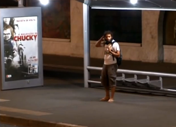 la-poupee-demoniaque-chuchy-vous-attaque-alors-que-vous-attendez-le-bus6