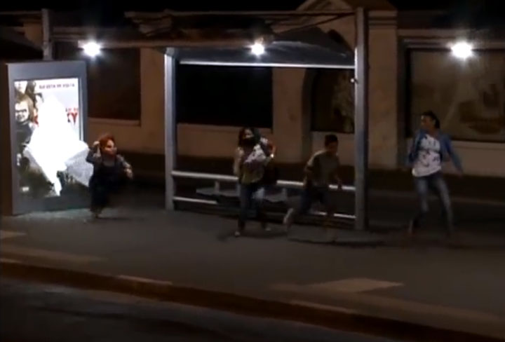 la-poupee-demoniaque-chuchy-vous-attaque-alors-que-vous-attendez-le-bus9