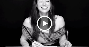 reprenez-gout-a-la-lecture-des-femmes-vous-lisent-un-livre-avec-un-vibromasseur-en-marche-une