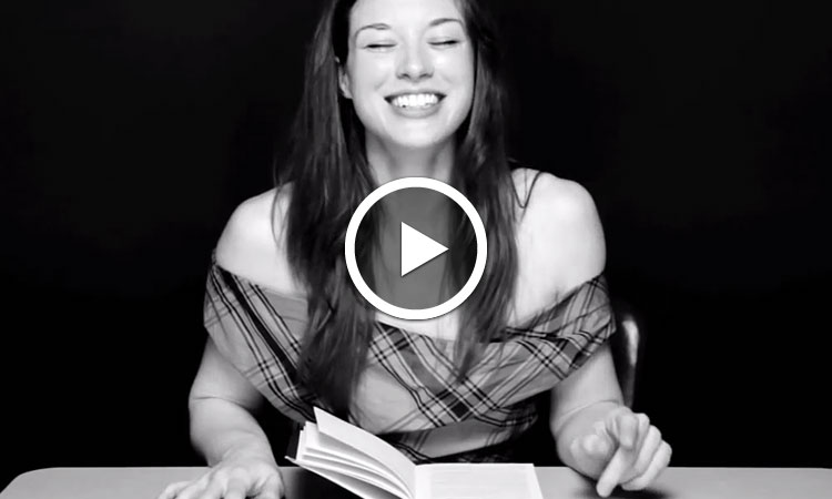 reprenez-gout-a-la-lecture-des-femmes-vous-lisent-un-livre-avec-un-vibromasseur-en-marche-une