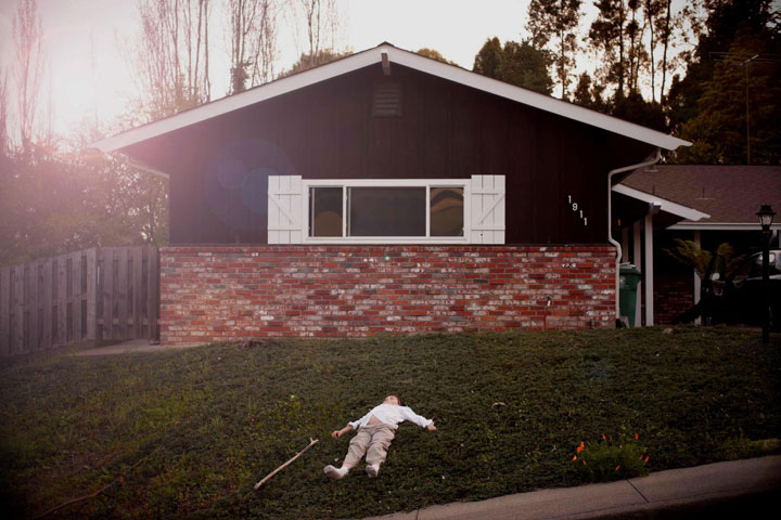 timothy-met-en-scene-lautisme-de-son-fils-dans-des-photographies-touchantes-pleines-de-malice25