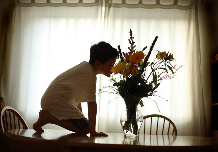 timothy-met-en-scene-lautisme-de-son-fils-dans-des-photographies-touchantes-pleines-de-malice5