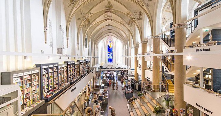 une-cathedrale-gothique-du-xveme-siecle-transformee-en-une-librairie-qui-allie-classicisme-et-modernite-a-la-perfection-une