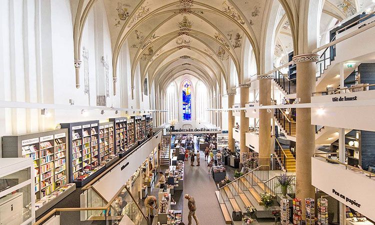 une-cathedrale-gothique-du-xveme-siecle-transformee-en-une-librairie-qui-allie-classicisme-et-modernite-a-la-perfection-une