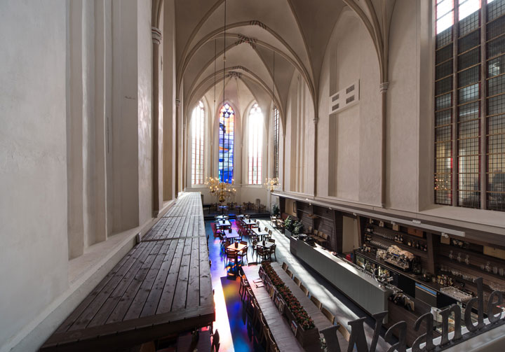 une-cathedrale-gothique-du-xveme-siecle-transformee-en-une-librairie-qui-allie-classicisme-et-modernite-a-la-perfection10