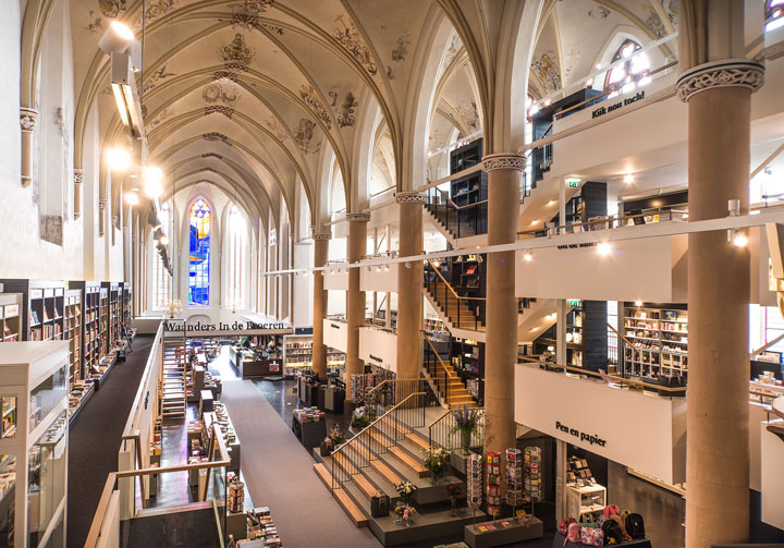 une-cathedrale-gothique-du-xveme-siecle-transformee-en-une-librairie-qui-allie-classicisme-et-modernite-a-la-perfection2
