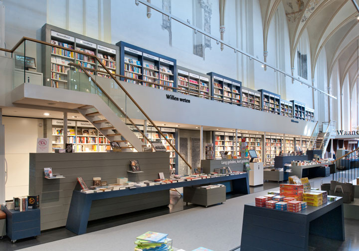 une-cathedrale-gothique-du-xveme-siecle-transformee-en-une-librairie-qui-allie-classicisme-et-modernite-a-la-perfection3